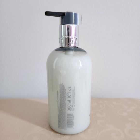 Molton Brown Volumizing Conditioner with Kumudu 300ml / 10 fl oz - Picture 2 of 3